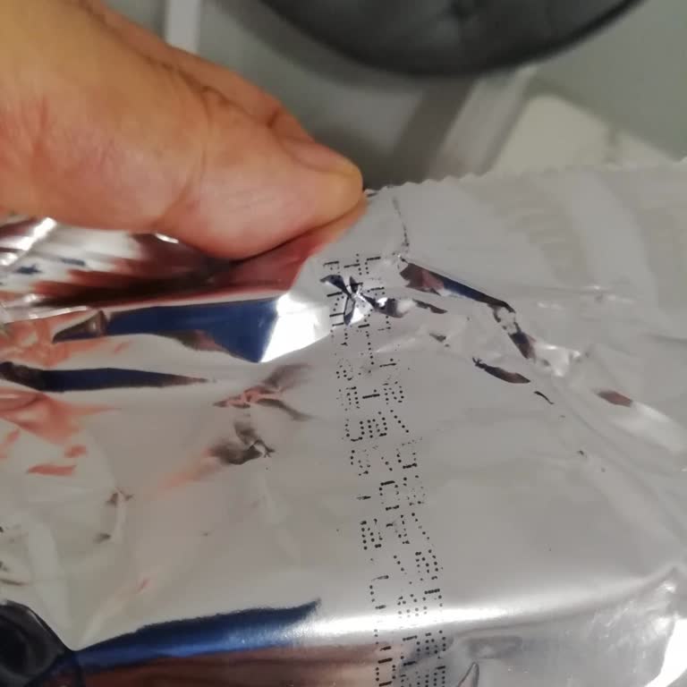 Tarihi Geçmiş Keklerle Gönderilen Hediye Mahcubiyeti