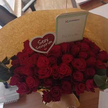 Eksik Ve Solmuş Güller, İlgisiz Hizmet: Özel Günü Hayal Kırıklığına Dönüştüren Sipariş