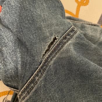 Mavi Kot Pantolonun Kısa Sürede Aşınması Ve Yırtılması Hayal Kırıklığı Yarattı