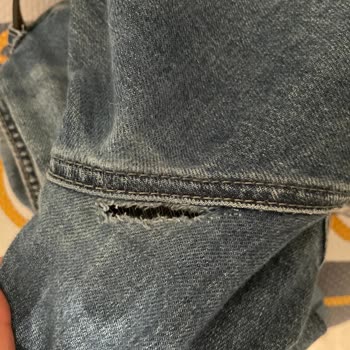 Mavi Kot Pantolonun Kısa Sürede Aşınması Ve Yırtılması Hayal Kırıklığı Yarattı