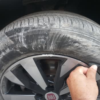 A101 Önünde Park Eden Araç Lastiğime Ve Jantıma Zarar Verdi