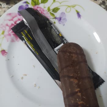 Aldığım Bisküvi Ve Çikolatalardan Kurt Çıktı, Ürünler Bozuk Çıktı