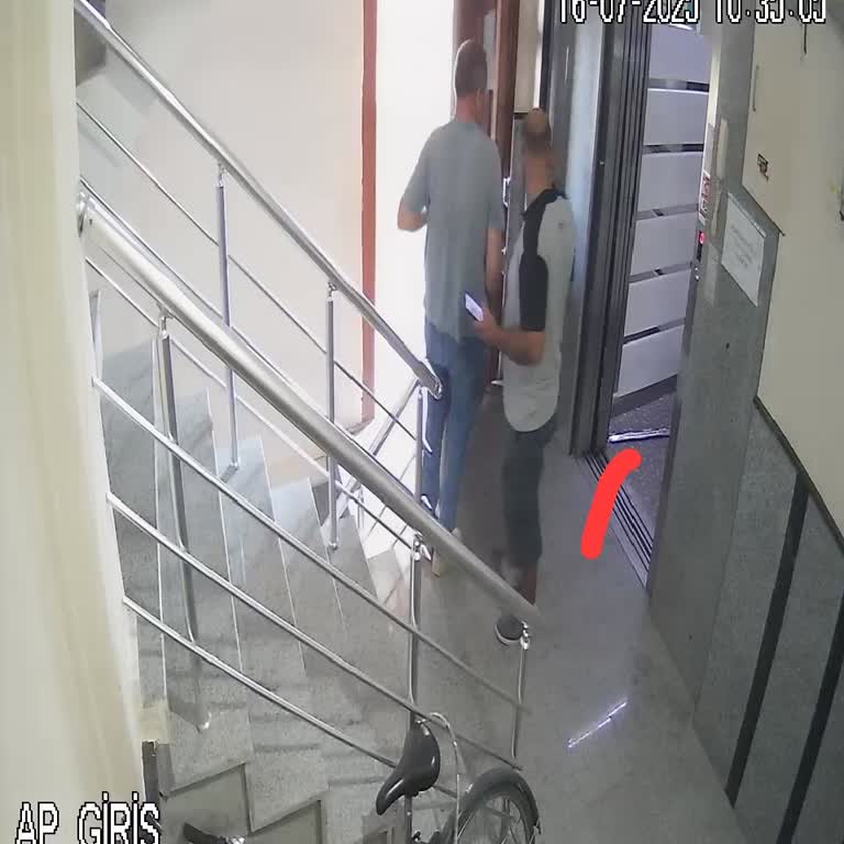 Bambi Yatak Taşıma Sırasında Asansörümüze Zarar Verildi, Mağduriyetim Giderilmiyor