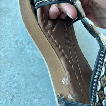 Yeni Alınan Sandalet Kısa Sürede Bozuldu, Firmadan Dönüş Yok