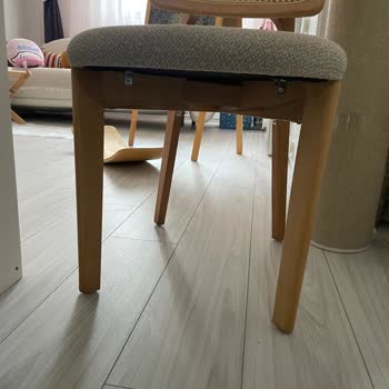 Mobilya Setinde Orantısız Masa Ve Hasarlı Sandalyeler, İlgisiz Müşteri Hizmeti