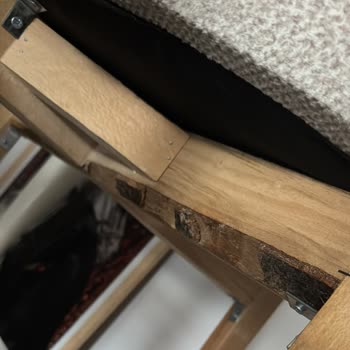 Mobilya Setinde Orantısız Masa Ve Hasarlı Sandalyeler, İlgisiz Müşteri Hizmeti