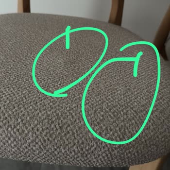 Mobilya Setinde Orantısız Masa Ve Hasarlı Sandalyeler, İlgisiz Müşteri Hizmeti