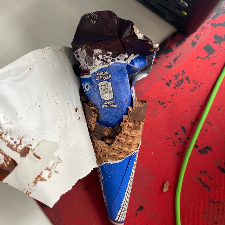 Cornetto Oreo Dondurmanın İçinden İkinci Ambalaj Çıktı Ürün Ezilmiş Ve Külahı Kırılmıştı