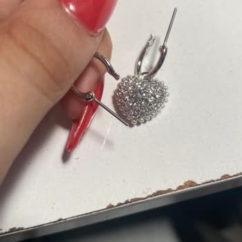 Hediye Alınan Küpenin Kulak Kısmı Siyah Ve Aşınmış Çıktı