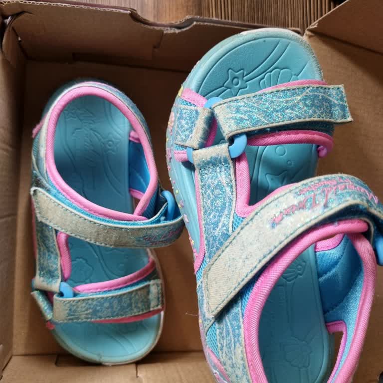 2 Haftada Eskiyen Çocuk Sandaleti: Skechers'tan Hayal Kırıklığı