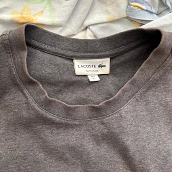 Yüksek Fiyatlı Lacoste Tişörtlerde Renk Solması Hayal Kırıklığı Yarattı