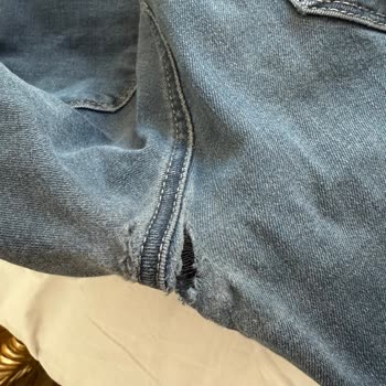 Mavi Kot Pantolonlarda Sürekli Yırtık Ve Değişim Sürecinde Mağduriyet