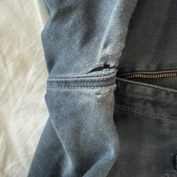 Mavi Kot Pantolonlarda Sürekli Yırtık Ve Değişim Sürecinde Mağduriyet