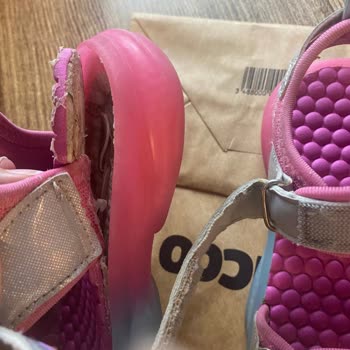 Aldığım Çocuk Sandaletinin Tabanı 2 Ayda Açıldı, Değişim Talep Ediyorum