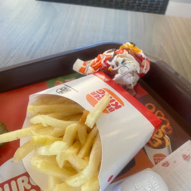 Burger King Şubesinde Hijyen Skandalı: Sinekler Yiyeceklerin Üzerinde