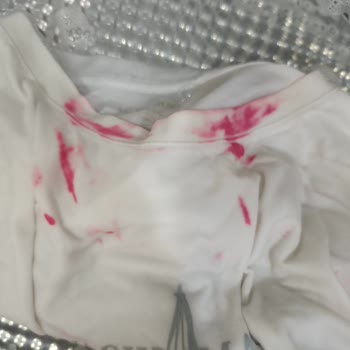 Domestos Kullandıktan Sonra Beyaz Tişörtümde Pembe Lekeler Oluştu