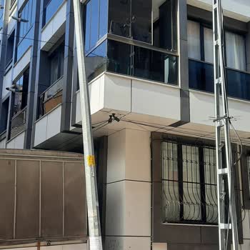 Evimin Önündeki Elektrik Direği İçin 5 Ay Boyunca Çözüm Bekliyorum