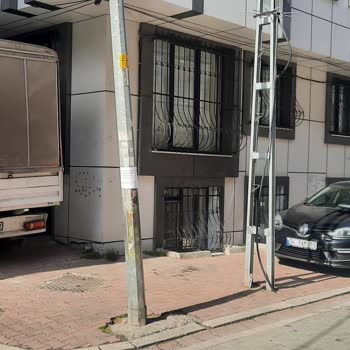 Evimin Önündeki Elektrik Direği İçin 5 Ay Boyunca Çözüm Bekliyorum