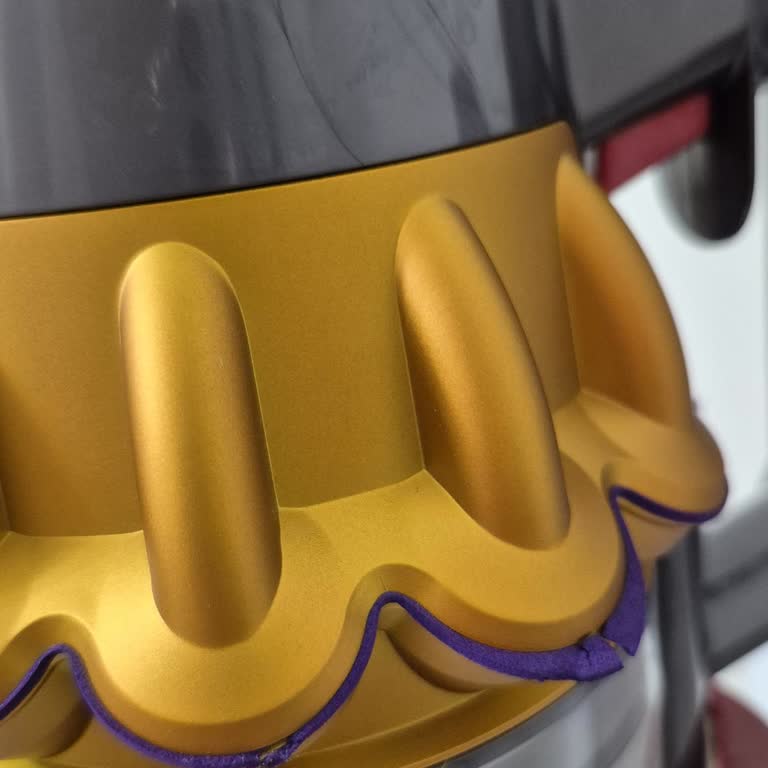Отслаивание резины на пылесосе Dyson V15 через 15 дней использования