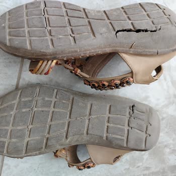 Satın Aldığım Sandaletin Topuğu Kısa Sürede Aşındı Ve Konforum Bozuldu