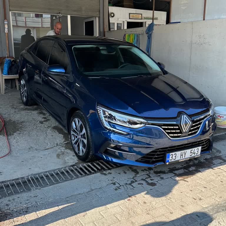 Sıfır Megane 4'te LED Farlar 6 Ayda Sarardı, Servis Çözüm Sunmuyor