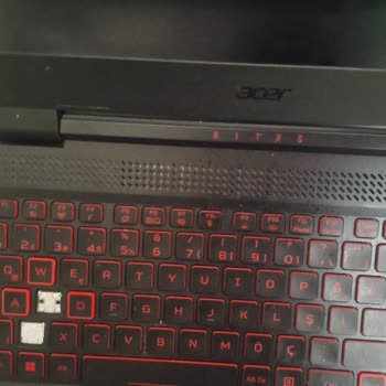 Acer Laptopumun Tuşları Çıktı Ekran Kasası Ayrılıyor Servis Desteği Yetersiz