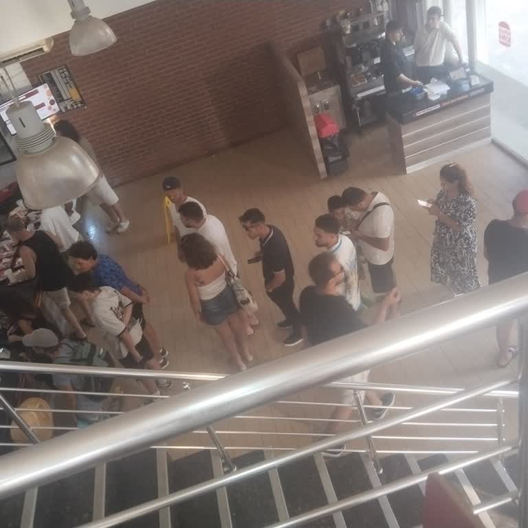 Çeşme Marina Şubesinde Yetersiz Hizmet Ve Temizlik Sorunu