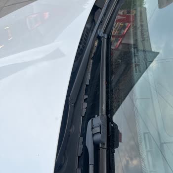 BMW 520i Ön Cam Fitilinde Ciddi Kopma Ve Çatlamalar