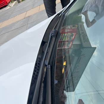 BMW 520i Ön Cam Fitilinde Ciddi Kopma Ve Çatlamalar