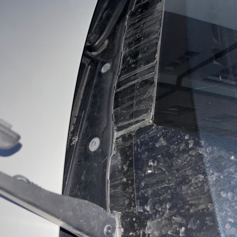 BMW Ön Cam Fitili Sorunu: Toz, Toprak Ve Olumsuz Görüntü