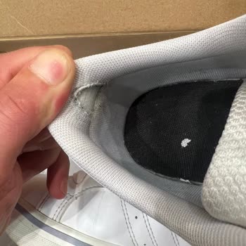 Aldığım Adidas Ayakkabının İç Astarı Kısa Sürede Yırtıldı, Mağaza Çözüm Sunmuyor