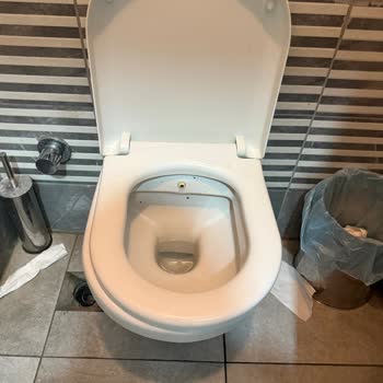 Köfteci Yusuf Outlet Tuvaletlerinde Ciddi Hijyen Ve Temizlik Eksikliği Yaşanıyor