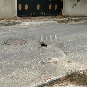 Başakşehir Şamlar Mahallesi'nde Asfalt Ortasındaki Tehlikeli Çukurun Bir Yıldır Giderilmemesi