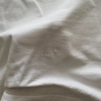 Calvin Klein Tişörtte Kısa Sürede Delik Oluştu Firma Destek Vermiyor