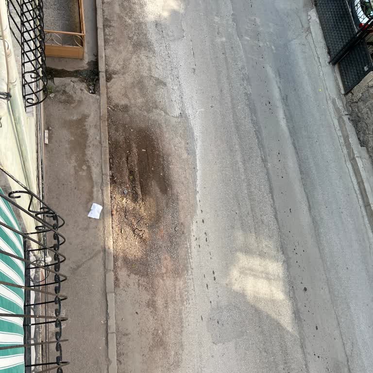 İzmir Bayraklıda Sürekli Patlayan Su Borusu Mahalleliyi Mağdur Ediyor