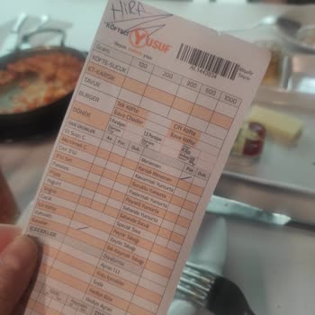 Kahvaltı Sırasında Çayın Geç Gelmesi Ve İlgisizlik