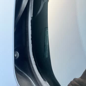 BMW F30 Ön Cam Alt Çıtasında Kronik Deformasyon Sorunu