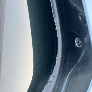 BMW F30 Ön Cam Alt Çıtasında Kronik Deformasyon Sorunu