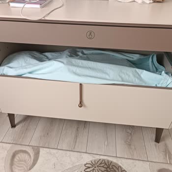 Teslim Alınan Şifonyerin Rayı Kısa Sürede Düştü Servis İlgisiz Kaldı