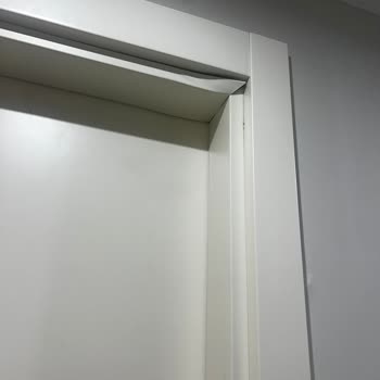 Kurulum Hatası Nedeniyle Klima Sızıntısı, Duvar Ve Kapıda Ciddi Hasar Oluştu