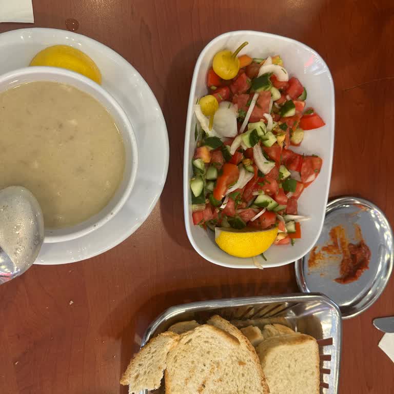 Köfteci Yusuf Kınıklı Şubesi'nde Taze Olmayan Salata Ve Bayat Ekmek Sorunu