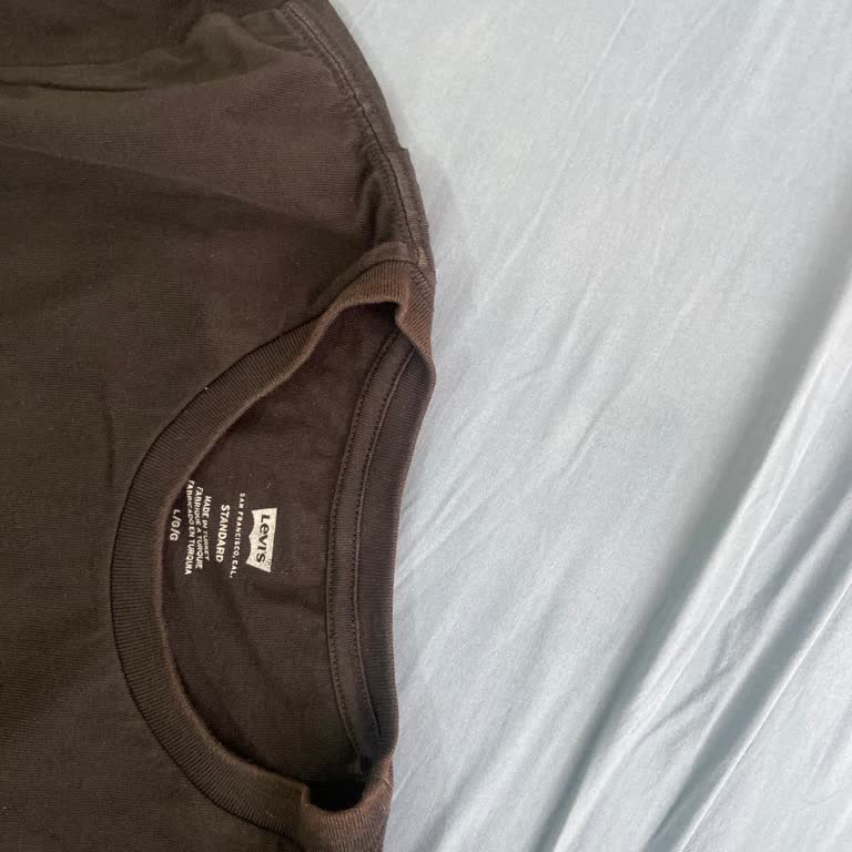 Levis Siyah T-shirtte Kısa Sürede Yaka Kısmı Renk Attı