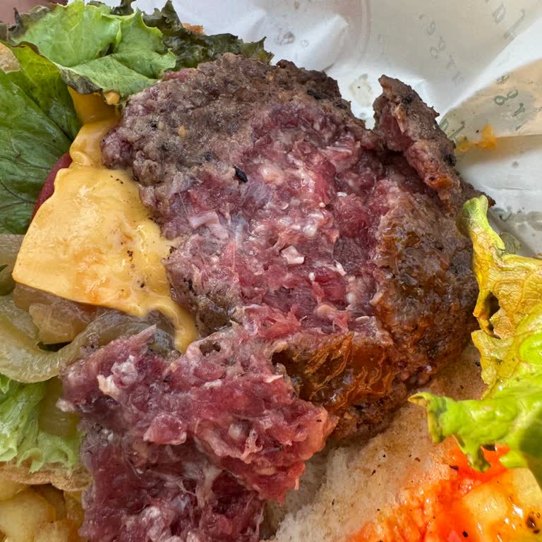 Mezitli Pompei Beachte Çiğ Hamburger Servisiyle Sağlığım Tehlikeye Atıldı