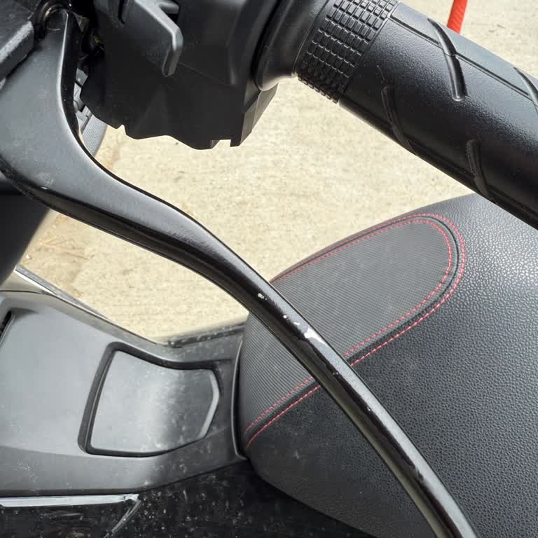 Yeni Alınan Honda Forza'nın Fren Kolu Boyası Hemen Döküldü, Garanti Kapsamı Dışında Bırakıldı