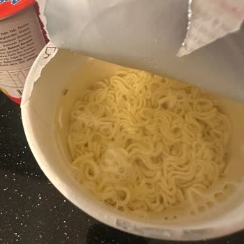 İndomie Hazır Noodle İçinden Böcek Çıkması Ve Firma İletişimsizliği