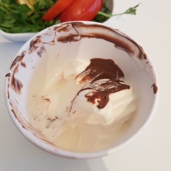 Görseldeki Gibi Hazırlanmayan Nutellalı Dondurma Ve Yetersiz Çalışan Yaklaşımı