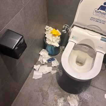 Shell Urla İstasyonunda Hijyen Sorunu Ve Kötü Tuvalet Deneyimi