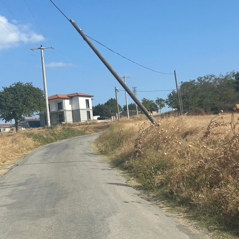 Eğik Telefon Direği Can Güvenliğimizi Tehdit Ediyor