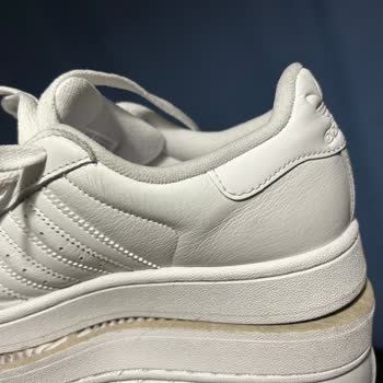 İki Kere Giyilen Adidas Ayakkabıda Deri Soyulması Şoku