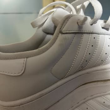 İki Kere Giyilen Adidas Ayakkabıda Deri Soyulması Şoku